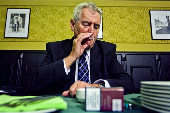 Náruživý kuřák, prezident Miloš Zeman, podepsal zákon zakazující kouření v restauracích
