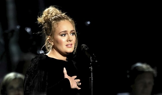 Adele v prbhu Grammy 2017 vystoupila s poctou Georgi Michaelovi. A zopakovala...