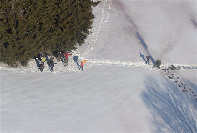 Piloti v Kruných horách cviili, jak peít v zimní krajin po havárii...