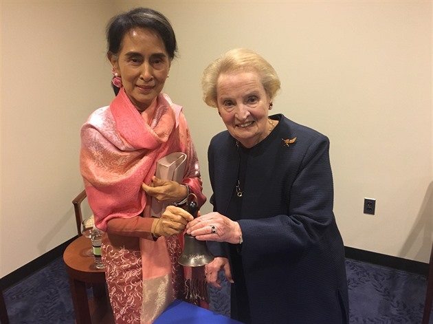 Přispěly i političky Su Ťij a Madeleine Olbrightová