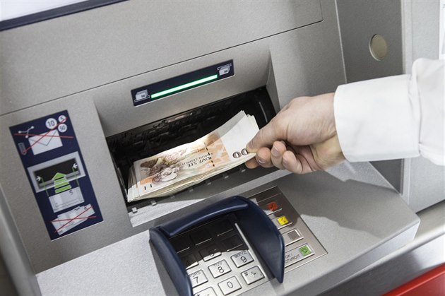 Inteligentní bankomaty umí peníze nejen vydávat, ale i pijímat a vkládat na...