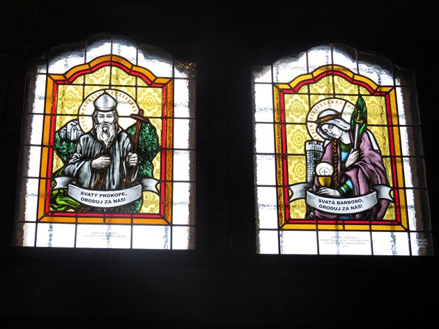 Sklenné vitráe s vyobrazením svaté Barbory a svatého Prokopa vyrobené v...