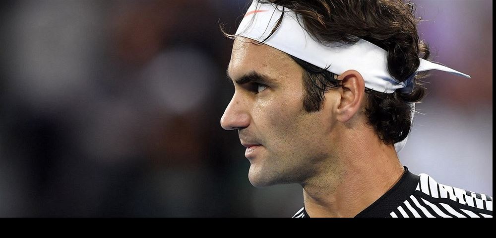 výcarský tenista Roger Federer slaví povedenou výmnu v utkání proti Zverevovi...