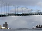 Detroitský most pes eku, kterou prochází státní hranice mezi Kanadou a USA....