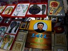 Suvenýr z Pchjongjangu s portrétem bývalého vdce Kim ong-ila  (12. záí 2016)