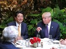 Donald Trump a japonský premiér inzó Abe v Mar-a-Lago na Florid (10. února...