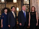 Americký prezident Donald Trump, japonský premiér inzó Abe a jejich manelky v...
