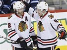 Duncan Keith (vlevo) a Nick Schmaltz z Chicaga oslavuj branku v utkn proti...