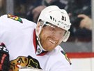 Marin Hossa z Chicaga stl, brnit se sna Nikolaj Ehlers z Winnipegu.