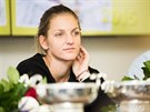 eská tenistka Karolína Plíková zasnn pozoruje repliky fedcupové trofeje po...