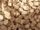 Hodně dřevěných briket vzniká z odpadu při truhlářské výrobě.