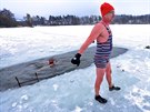 Otuilci chodí kadou sobotu ráno plavat do zamrzlého rybníku Regent (11. února...
