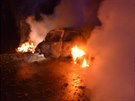 Na Píbramsku havarovalo osobní auto do stromu a zaalo hoet (12. února 2017)
