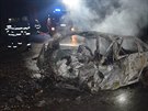 Na Píbramsku havarovalo osobní auto do stromu a zaalo hoet (12. února 2017)