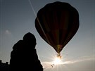 Pelet Jizerských hor v létajícím balonu pekazil vítr (12. února 2017).