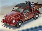 ...a VW Brouk v provedení pick-up, obojí v mítku 1:18.