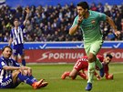 Luis Suárez z Barcelony bí slavit svou branku proti Alavésu.