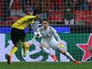 Pierre-Emerick Aubameyang z Dortmundu zakonuje v zápase Ligy mistr proti...