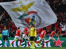 Fotbalisté Benfiky Lisabon oslavují gól Kostase Mitrougloua, který jim zajistil...