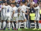 BÍLÁ RADOST. Fotbalisté Realu Madrid slaví vstelenou branku v utkání s...