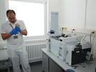 V chemick� laborato�i jihomoravsk�ch hasi�� v Ti�nov� analyzuj� ty...