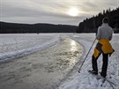 Brusle, bky i hokejky. Na zamrzlé Lipno se vejde kadý.