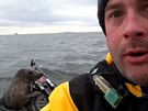 Alistair Forrest svezl tuleně na svém kajaku v ústí řeky Forth ve Skotsku, kde...