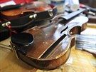 Osmatřicetiletý houslař Pavel Celý opravuje housle ve své dílně ve Vanči na...