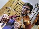 Osmaticetiletý housla Pavel Celý opravuje housle ve své díln ve Vani na...