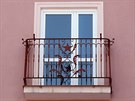 V ulici Leoše Janáčka obnovili balkon i s rudou hvězdou. Ve vedlejším domě ji...