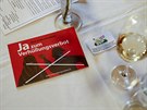 Leták s názvem Ano zákazu zahalování leí na stole bhem setkání výcarské...
