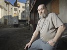 Miloslav B�lek �ije v dom� na Jate�n� t��d� u� od roku 1990. (15. �nora 2017)