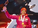eská biatlonistka Gabriela Koukalová se zlatou medailí a pohár pro mistryni...
