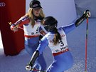 Amerianka Mikaela Shiffrinová (vlevo) a Italka Sofia Goggiová se radijí ze...