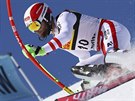 Rakouský lya Marco Schwarz na trati slalomu na MS ve Svatém Moici.