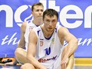 Díntí basketbalisté Pavel Houka (v popedí) a Tomá Vyoral jsou zklamaní z...