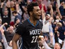 Andrew Wiggins z Minnesoty se raduje ze své trefy. Potil i celou tribunu.