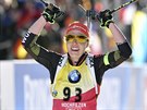 Laura Dahlmeierová slaví zlato z MS biatlonistek ve vytrvalostním závodu.