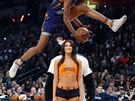 Derrick Jones z Phoenixu pi smeaské exhibici NBA peskoil klubového maskota...