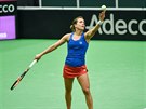 SERVIS. Barbora Strýcová v utkání Fed Cupu proti Garbine Muguruzaové