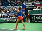 SERVIS. Barbora Strýcová v utkání Fed Cupu proti Garbine Muguruzaové