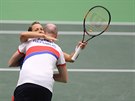Barbora Strýcová se objímá s Petrem Pálou po postupu do semifinále Fed Cupu.