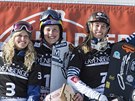 Snowboardkrosaka Eva Samková (uprosted) slaví triumf v nmeckém Feldberg,...