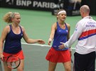 Kateina Siniaková (vlevo) a Lucie afáová ve tyhe Fed Cupu, povzbuzuje je...