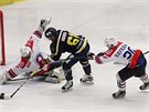 Momentka z duelu hokejist Tebíe (bílá) a Ústí nad Labem