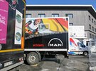 U BUNK. (Zpedu) francouzský a nmecký kamion, za nimi auto eských servisman