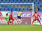 Tomá Vondráek (s íslem 17) z Teplic si dává vlastní gól v utkání proti Brnu.