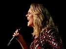 Adele zpívá svj hit Hello v úvodu ceremoniálu Grammy Awards (Los Angeles, 12....