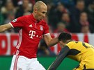 Záloník Bayernu Mnichov Arjen Robben obchází protihráe z Arsenalu Granita...