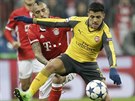 Alexis Sánchez v dresu Arsenalu zpracovává balon ped dotírajícím záloníkem...